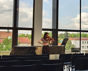 V. Velková-SH-24.5.-foyer